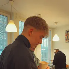 聆聽 pjano、觀看音樂影片、閱讀小傳、查看巡演日期等！