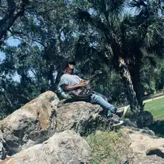 Akiem the Guitar Playerを聴いたり、ミュージックビデオを鑑賞したり、経歴やツアー日程などを確認したりしましょう！