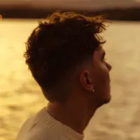 undefinedを聴いたり、ミュージックビデオを鑑賞したり、経歴やツアー日程などを確認したりしましょう！