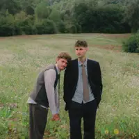 聆聽 undefined、觀看音樂影片、閱讀小傳、查看巡演日期等！