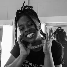 June을(를) 듣고, 뮤직 비디오를 보고, 약력을 읽고, 투어 일정 등을 확인하세요!