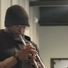 聆聽 Just Joe、觀看音樂影片、閱讀小傳、查看巡演日期等！