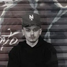 Greekboyを聴いたり、ミュージックビデオを鑑賞したり、経歴やツアー日程などを確認したりしましょう！