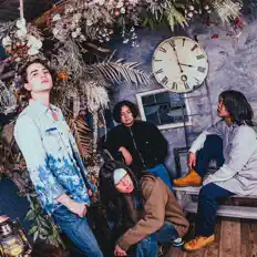 4 Rosesを聴いたり、ミュージックビデオを鑑賞したり、経歴やツアー日程などを確認したりしましょう！