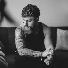 Nate Vickersを聴いたり、ミュージックビデオを鑑賞したり、経歴やツアー日程などを確認したりしましょう！