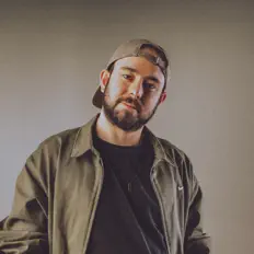 Escucha a Chras, mira videos musicales, lee su biografía, consulta las fechas de las gira y más.