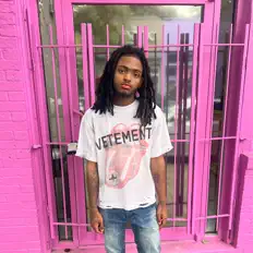 7EEMを聴いたり、ミュージックビデオを鑑賞したり、経歴やツアー日程などを確認したりしましょう！