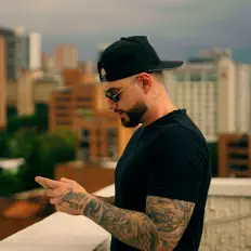 Posłuchaj wykonawcy Jei M, obejrzyj teledyski, przeczytaj biografię, zobacz daty tras koncertowych i nie tylko!