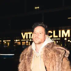 Escucha a Ben Hazlewood, mira vídeos musicales, lee la biografía, consulta fechas de giras y mucho más.