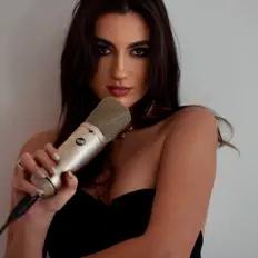 Ouve Sheera, vê vídeos de música, lê a biografia, vê as datas da digressão e muito mais!