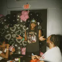 Hör dir undefined an, schau dir Musikvideos an, lies die Biografie, finde Tourdaten und mehr!