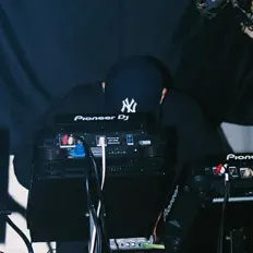 聆聽 SQUAL、觀看音樂影片、閱讀小傳、查看巡演日期等！