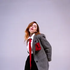 Poslechněte si interpreta Lydia Von Hof, sledujte hudební videa, přečtěte si životopis, podívejte se na data turné a další informace.