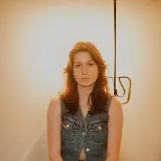 Lisa Curtisを聴いたり、ミュージックビデオを鑑賞したり、経歴やツアー日程などを確認したりしましょう！