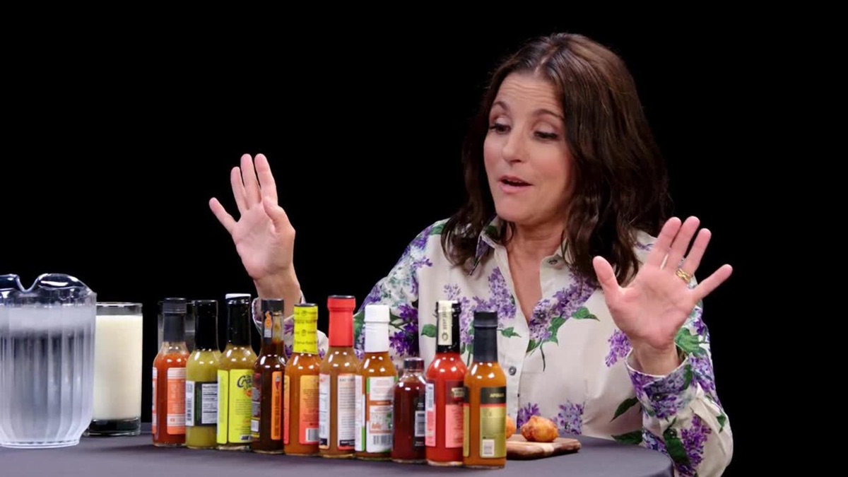 Julia Louis-Dreyfus Fires Her Publicist While Eating Spicy Wings - Hot ...