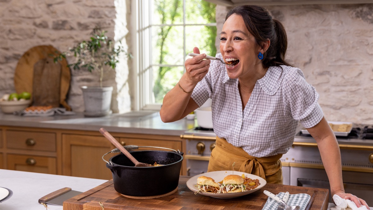 ‎Brisket Sliders - Magnolia Table with Joanna Gaines (Season 7, Episode ...