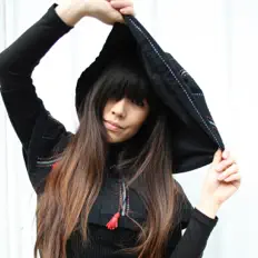 聆聽 Caroline、觀看音樂影片、閱讀小傳、查看巡演日期等！