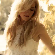 Hör dir Emily an, schau dir Musikvideos an, lies die Biografie, finde Tourdaten und mehr!