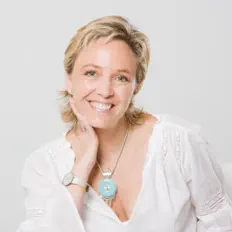 聆聽 Fernanda Delgado、觀看音樂影片、閱讀小傳、查看巡演日期等！