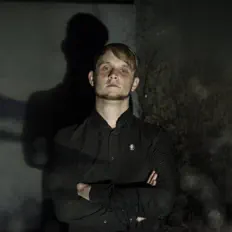 Poslechněte si interpreta The Marble Man, sledujte hudební videa, přečtěte si životopis, podívejte se na data turné a další informace.