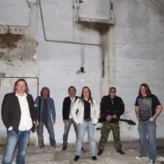 Ascolta Lost Weekend, guarda video musicali, leggi la biografia, vedi le date del tour & altro!