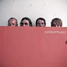 Colourmusicを聴いたり、ミュージックビデオを鑑賞したり、経歴やツアー日程などを確認したりしましょう！