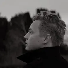 Tobias Stenkjær सुनें, म्यूज़िक वीडियो देखें, बायो पढ़ें, दौरे की तारीखें और बहुत कुछ देखें!