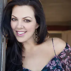 Escucha a Krystal Keith, mira videos musicales, lee su biografía, consulta las fechas de las gira y más.