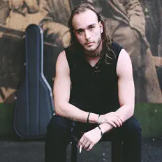 Poslechněte si interpreta Christopher McLaren, sledujte hudební videa, přečtěte si životopis, podívejte se na data turné a další informace.