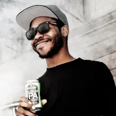 Ouve J/O/E, vê vídeos de música, lê a biografia, vê as datas da digressão e muito mais!