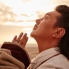 聆聽 容中爾甲、觀看音樂影片、閱讀小傳、查看巡演日期等！