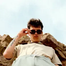 Escucha a SWEED, mira videos musicales, lee su biografía, consulta las fechas de las gira y más.