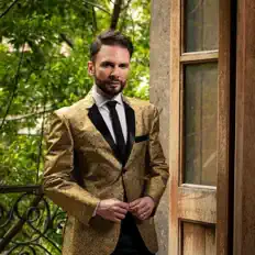 Ascolta Santaella, guarda video musicali, leggi la biografia, vedi le date del tour & altro!