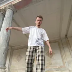 Poslechněte si interpreta SweeToy, sledujte hudební videa, přečtěte si životopis, podívejte se na data turné a další informace.