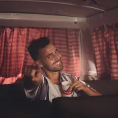 收听 אלמוג זגרון、观看音乐视频、阅读小传、查看巡演日期等 ！