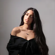 HILA सुनें, म्यूज़िक वीडियो देखें, बायो पढ़ें, दौरे की तारीखें और बहुत कुछ देखें!