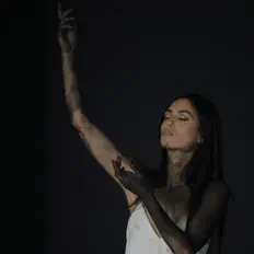 聆聽 Hristina、觀看音樂影片、閱讀小傳、查看巡演日期等！