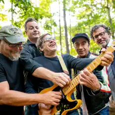 Poslechněte si interpreta The Bad Ends, sledujte hudební videa, přečtěte si životopis, podívejte se na data turné a další informace.