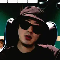 Poslechněte si interpreta DayDear, sledujte hudební videa, přečtěte si životopis, podívejte se na data turné a další informace.