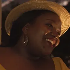 聆聽 Zandi、觀看音樂影片、閱讀小傳、查看巡演日期等！