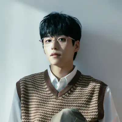 Listen to 이신혁, watch music videos, read bio, see tour dates & more!