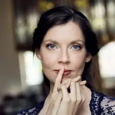 Anna-Victoria Baltrusch सुनें, म्यूज़िक वीडियो देखें, बायो पढ़ें, दौरे की तारीखें और बहुत कुछ देखें!