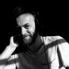 聆聽 Sebastien Perrault、觀看音樂影片、閱讀小傳、查看巡演日期等！