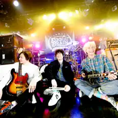 聆聽 EGG BRAIN、觀看音樂影片、閱讀小傳、查看巡演日期等！