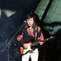 Zhang Yan Qing सुनें, म्यूज़िक वीडियो देखें, बायो पढ़ें, दौरे की तारीखें और बहुत कुछ देखें!