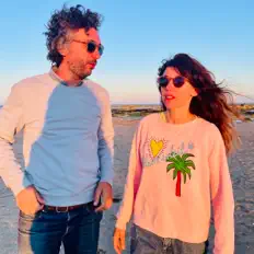 Model Alphaを聴いたり、ミュージックビデオを鑑賞したり、経歴やツアー日程などを確認したりしましょう！