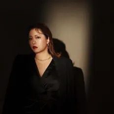Ascolta 奚伊妮, guarda video musicali, leggi la biografia, vedi le date del tour & altro!