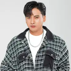 聆聽 เบนซ์ เมืองเลย、觀看音樂影片、閱讀小傳、查看巡演日期等！