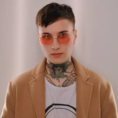 Poslechněte si interpreta JHN, sledujte hudební videa, přečtěte si životopis, podívejte se na data turné a další informace.