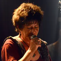 聆聽 Fotini Velesiotou、觀看音樂影片、閱讀小傳、查看巡演日期等！